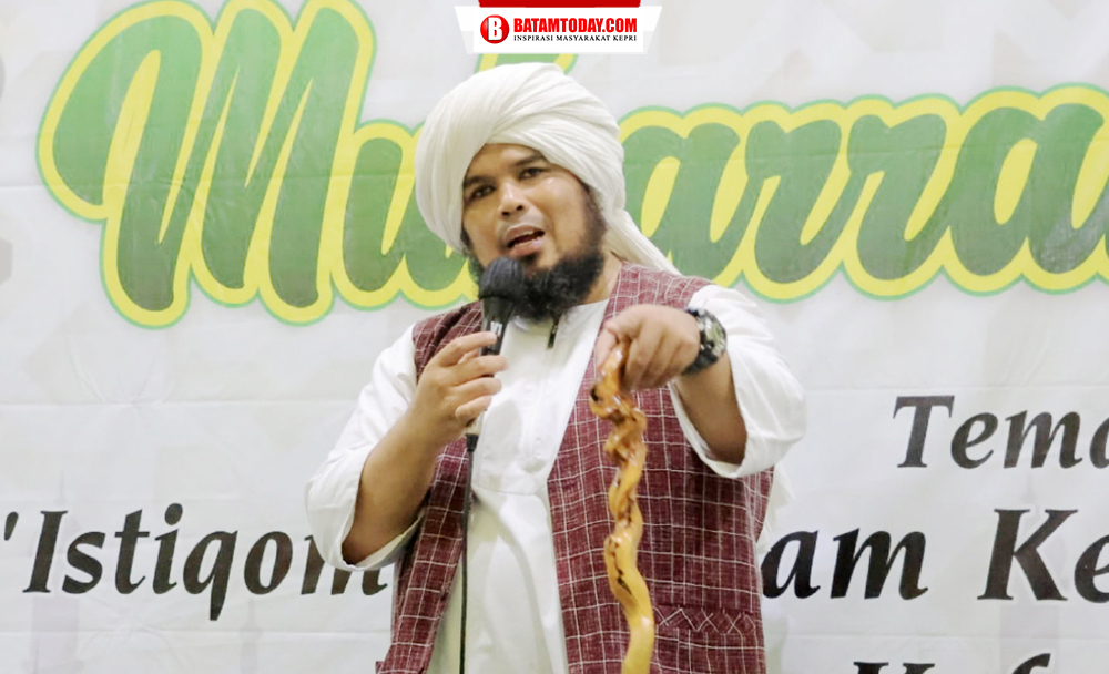 Ustadz Derry Sulaiman saat Tabligh Akbar Tahun Baru Islam 1445 H di Masjid Jami`atul, Desa Sebong Lagoi, Bintan